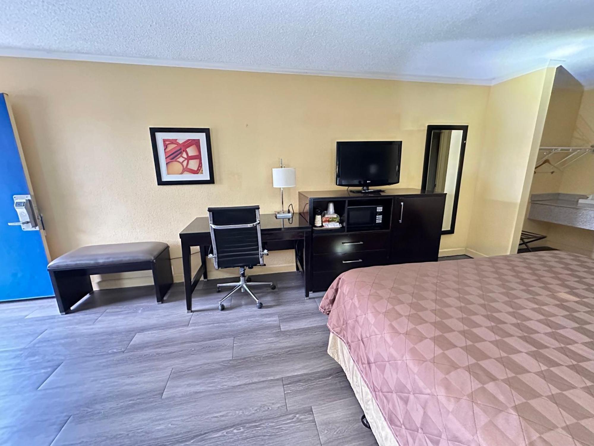 Rodeway Inn&Suites Plymouth Hwy 64 Zewnętrze zdjęcie